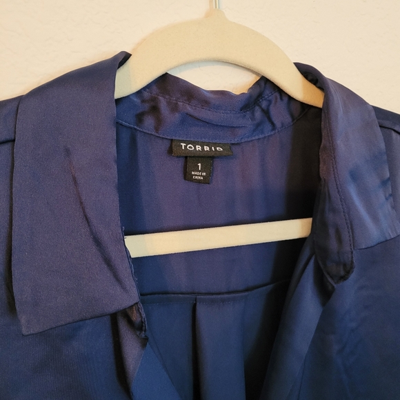 V- back button down blouse - Picture 2 of 4